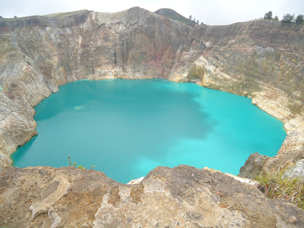 Озеро разбита. Келимуту трёхцветные озёра. Разноцветные озера Келимуту (Индонезия). Гора Келимуту Индонезия озера. Цветные озера на вершине Келимуту в Индонезии.
